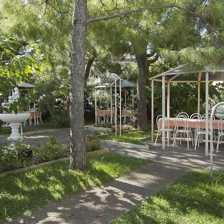 Hotel La Maestra Grottammare Exterior foto