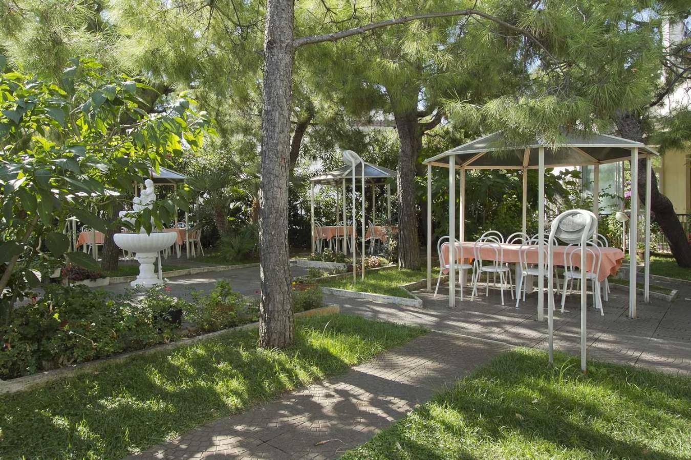 Hotel La Maestra Grottammare Exterior foto